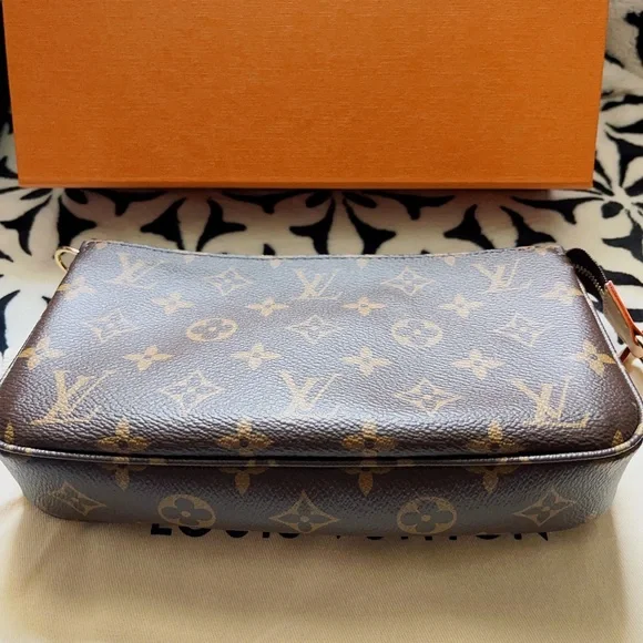 Authentic brand new LV Pochette Accessories - Picture 3 of 9